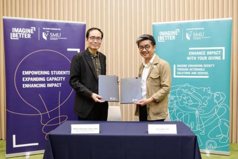(L-R) Professor Pang Hwee Hwa, Dean of SCIS, and Mr Howie Lau, Managing Partner, Corporate Development and Partnerships, NCS Pte Ltd, formalised the collaboration and the gift at a signing ceremony at SMU on 4 July 2022.