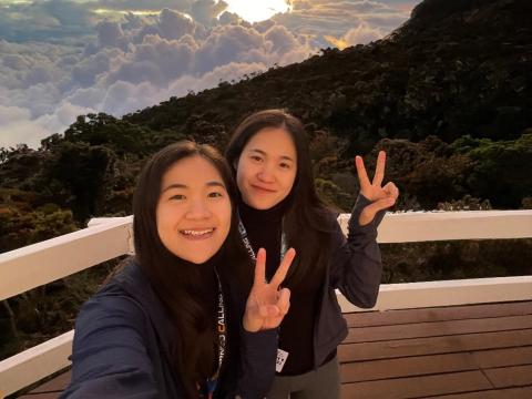 Gwee Suk Yik (left), recipient of the Hiew Yoon Khong and Lee Su Chin Scholarship and Gwee Suk Yin (right) recipient of the KKH Scholarship. 